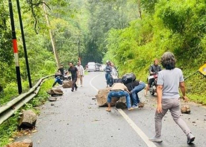Diguyur Hujan Deras, Longsor di Jalan Penghubung Pacet - Trawas Bawa Material Bongkahan Batu