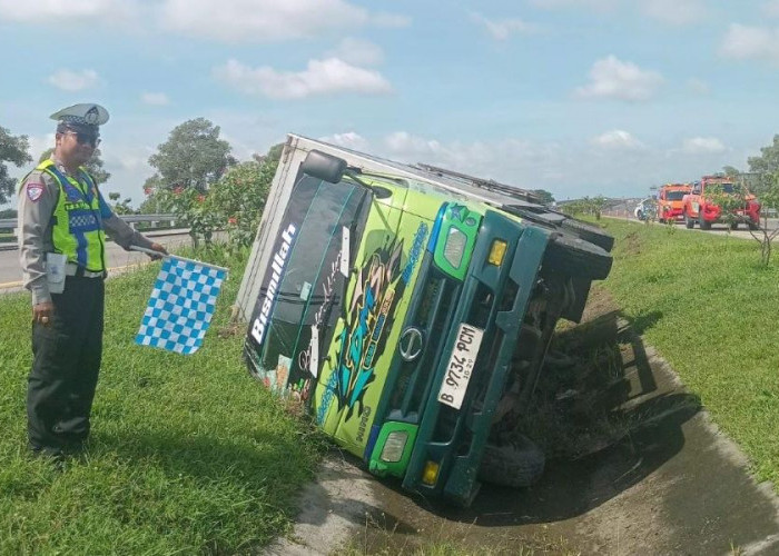 Diduga Pengemudi Mengantuk, Truk Boks Muatan Kompresor Terguling di Tol Jombang Mojokerto