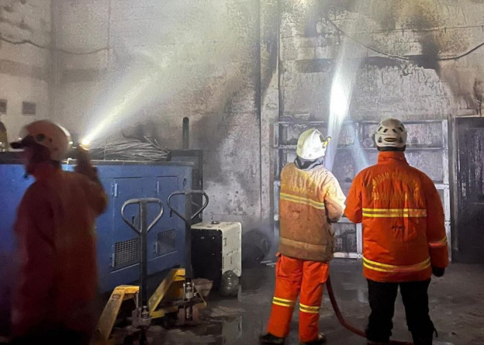 Genset Gudang di Sawo Mojokerto Terbakar, Dua Unit Damkar Dikerahkan