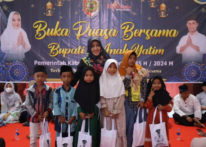 Bupati Ikfina Berbagi Berkah Ramadan dan Beri Santunan Anak Yatim di Trowulan 