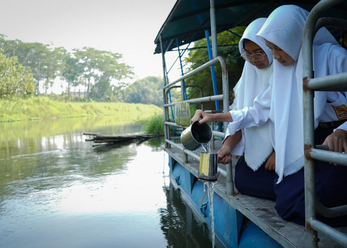 Jadi Detektif Sungai, Siswa SMPN 3 Kota Mojokerto Kaget Sungai Brantas Tercemar Mikroplastik