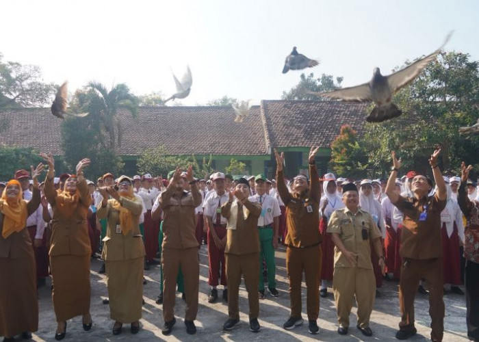 Hari Pertama Sekolah, Gus Barra Resmikan Absensi Digital Perdana bagi Pelajar Mojokerto