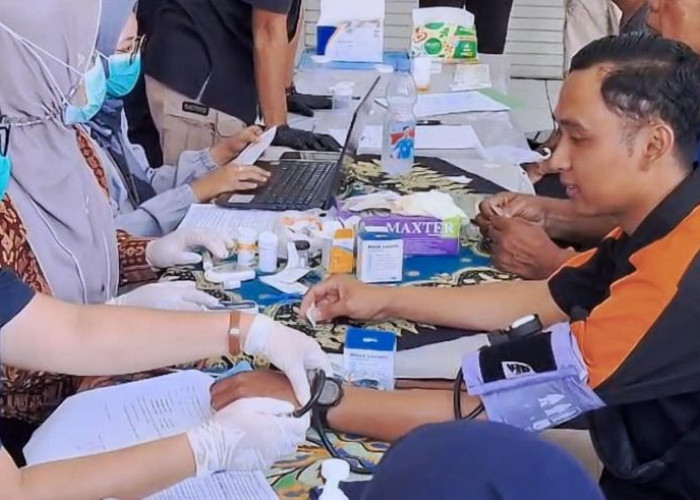 Jelang Nataru, Puluhan Sopir Bus Jalani Tes Urine di Terminal Kertajaya Mojokerto