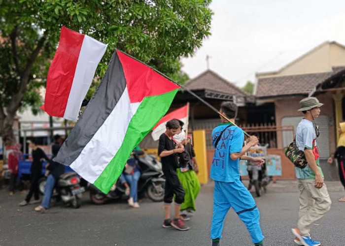 Salah seorang peserta membawa bendera Palestina. 