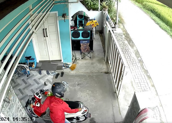 Dua Orang Pencuri Sepeda Motor Terekam CCTV Saat Beraksi di Kutorejo Mojokerto