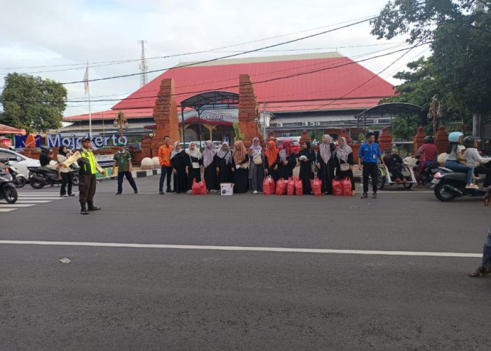 Peduli Sosial, Pikka Mojokerto Berbagi  Takjil untuk Penumpang KA dan Masyarakat Pengguna Jalan