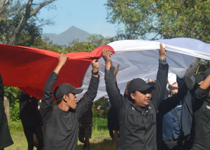 Rayakan Kemerdekaan Indonesia, Pecinta Alam di Mojokerto Bentangkan Bendera 100 Meter di Bukit Krapyak