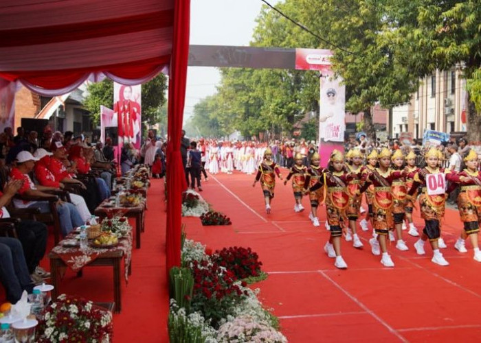 2.669 , Peserta dengan Berbagai Kostum Ikuti Lomba Gerak Jalan Pemkot Mojokerto 