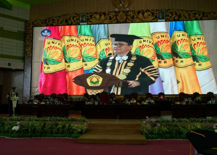 Toga yang Tak Sempat Dipakai, Ayah Faisal Terima Ijazah Putranya di Wisuda Unej