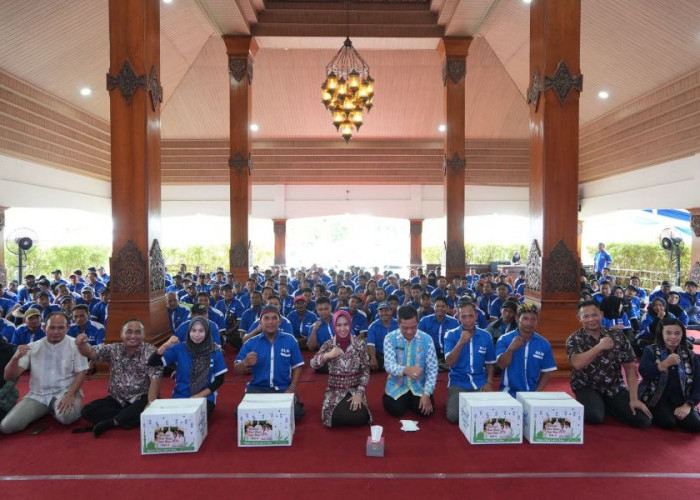  195 Orang Pasukan Kebersihan  Peroleh Paket Sembako dari Pemkot Mojokerto Jelang Idul Fitri 1446 H