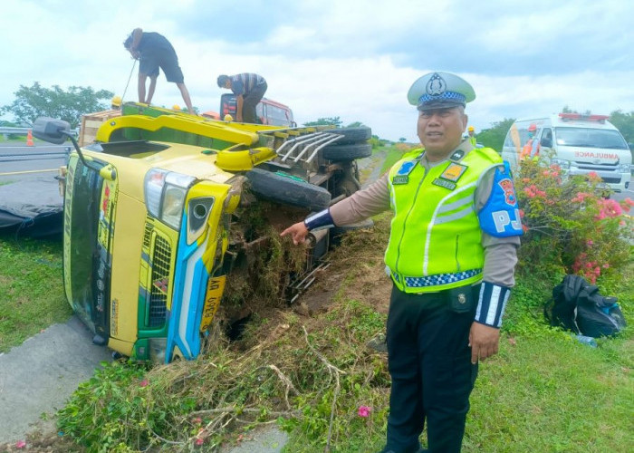 Alami Pecah Ban, Truk Bermuatan Buah Naga Terguling di Tol Jombang-Mojokerto