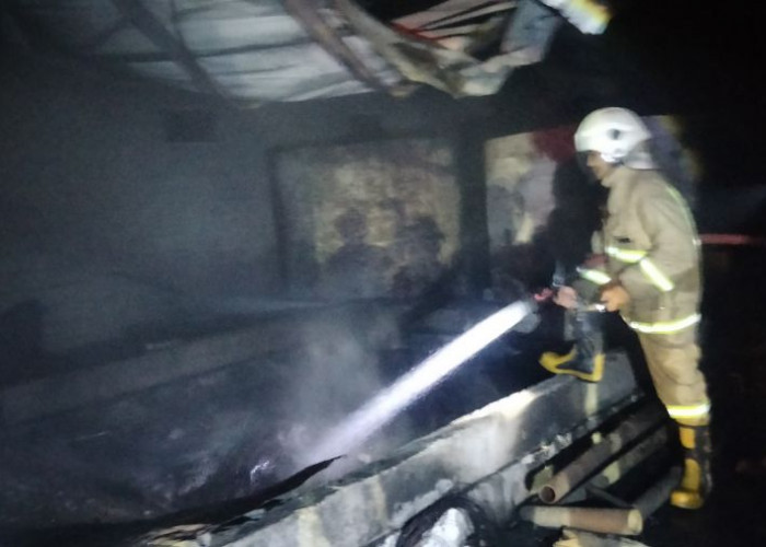 Gudang Produksi Daur Ulang Oli Bekas di Mojokerto Terbakar, Empat PMK Diterjunkan