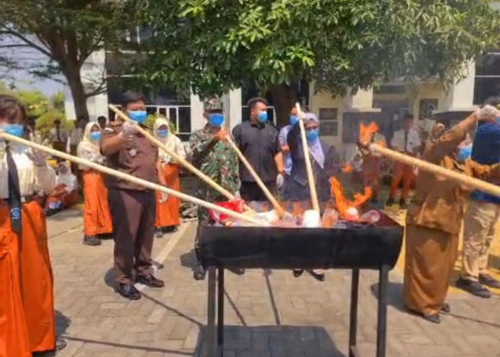 Kejari Kota Mojokerto Musnahkan Barang Bukti 82 Perkara