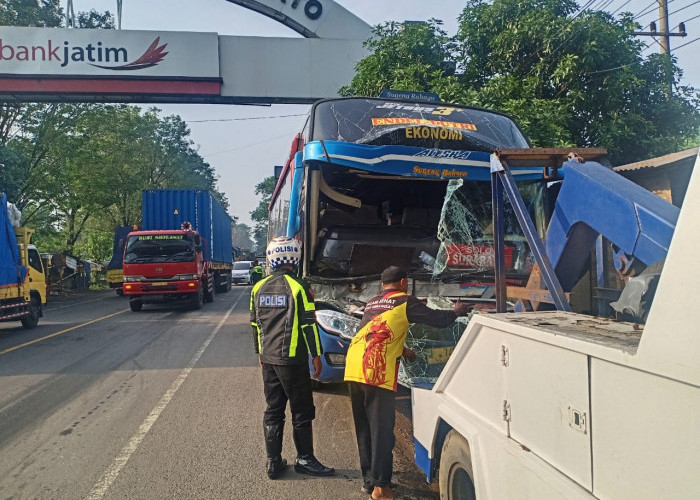 Bus Sugeng Rahayu Tabrak Truk di Mojokerto, Sopir Bus Alami Luka