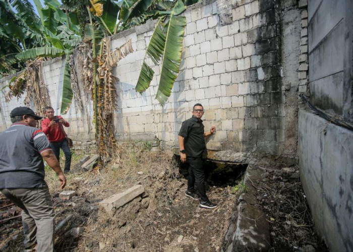 Jelang Musim Penghujan, Pj Wali Kota Mojokerto Cek Sejumlah Tanggul dan Rumah Pompa