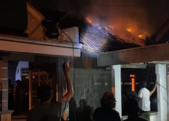 Rumah di Jetis Mojokerto Terbakar, Empat Unit Damkar Dikerahkan