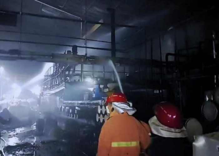 Mesin Produksi PT Inocycle Technology Group di Pungging Mojokerto Terbakar, Dua Unit PMK  Diterjunkan