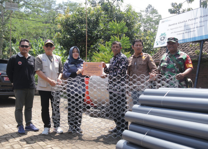 5 Desa di Mojokerto Digerojok Bantuan Material Perbaikan Tanggul Sungai