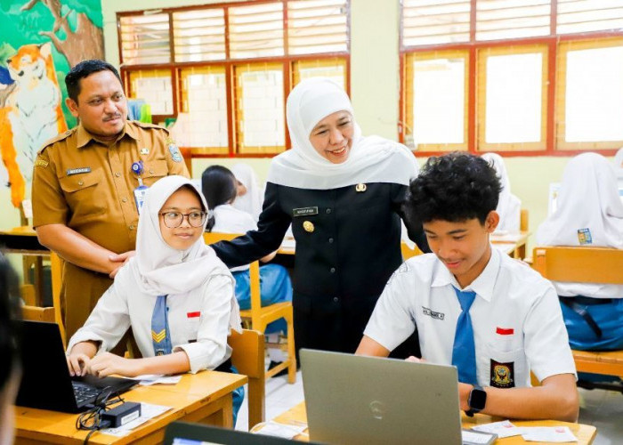 Hari Pertama Pelaksanaan TKA di Jatim, Gubernur Khofifah Tinjau  Salah Satu SMA di Surabaya