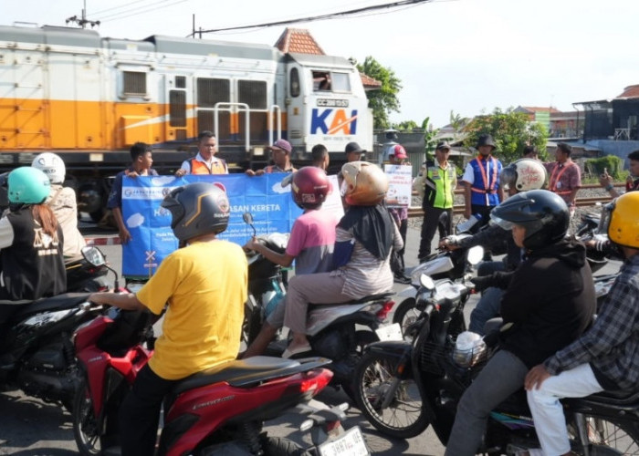 Gandeng Komunitas Railfans, KAI Beri Edukasi Keselamatan di Perlintasan Sebidang Mojokerto