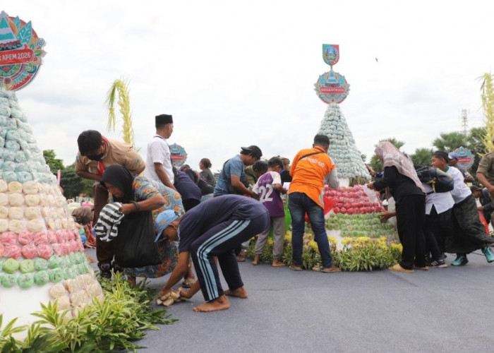 Grebeg Apem di Alun-Alun, Masyarakat Jombang Ramai-Ramai Berebut Gunungan Apem
