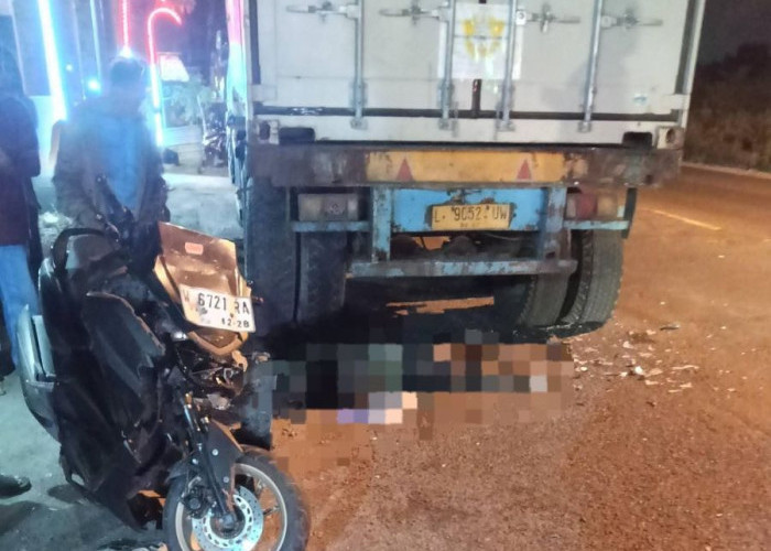 Pengendara Motor Tewas Tabrak Truk Parkir di Ngoro Mojokerto