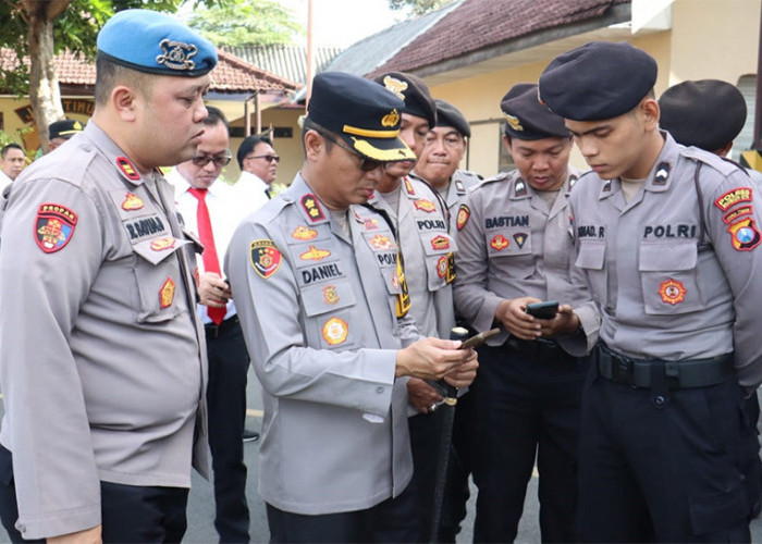 Kapolres Mojokerto Kota Sidak HP Personel, Cegah Judi Online