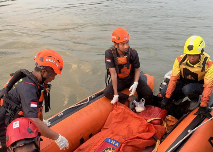 Mayat Pria Tanpa Identitas Ditemukan Mengambang di Sungai Brantas Mojokerto