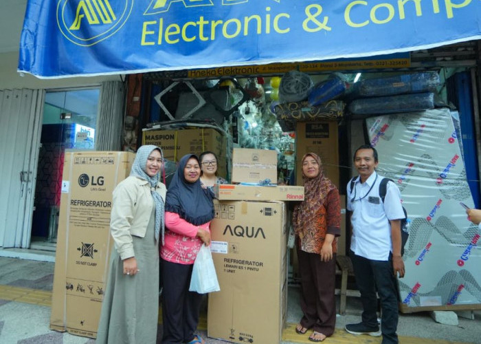 Kawal Graduasi Penerima Bansos, Ning Ita Dampingi UMKM Mojokerto Belanja Peralatan Usaha