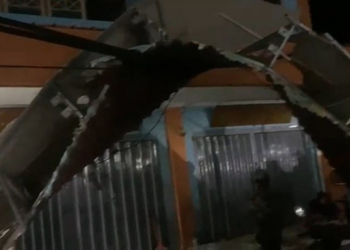 Wakil Ketua Komisi B DPRD Kabupaten Jombang Kritisi Ambrolnya Kanopi Pasar Ploso