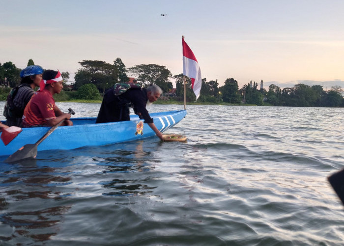 Peringati Satu Suro, Larung Saji di Sungai Brantas Mojokerto Diikuti Remaja dan Budayawan