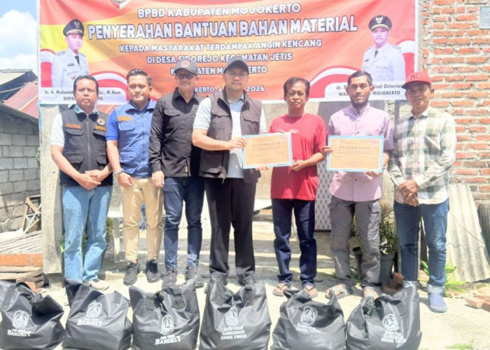 Wabup Mojokerto Salurkan Bantuan Perbaikan Rumah Rusak Akibat Angin Kencang