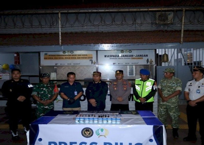 Razia Blok Hunian Lapas Mojokerto, Petugas Temukan 7 Senjata Tajam Rakitan