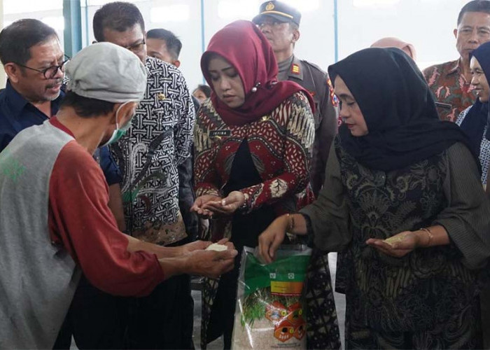 Dalam 10 Menit 2 Ton Beras Terjual Habis, pada Operasi Pasar Bulog Surabaya Selatan dan Pemkab Mojokerto  