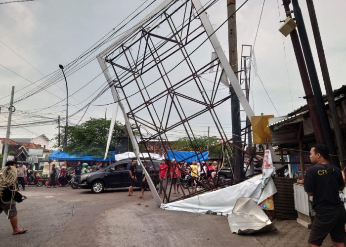 Diterjang Angin Kencang, Dua Reklame Raksasa di Puri Mojokerto Roboh Saat Hujan 