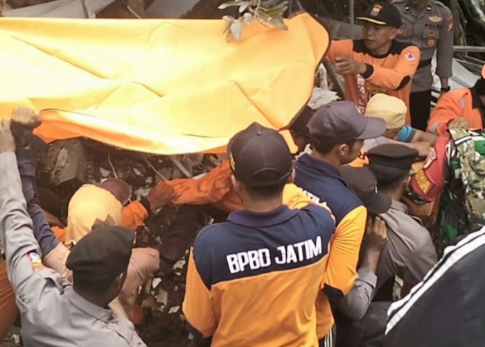 Tim BPBD Jatim Bantu Pencarian dan Evakuasi Korban Longsor Jombang