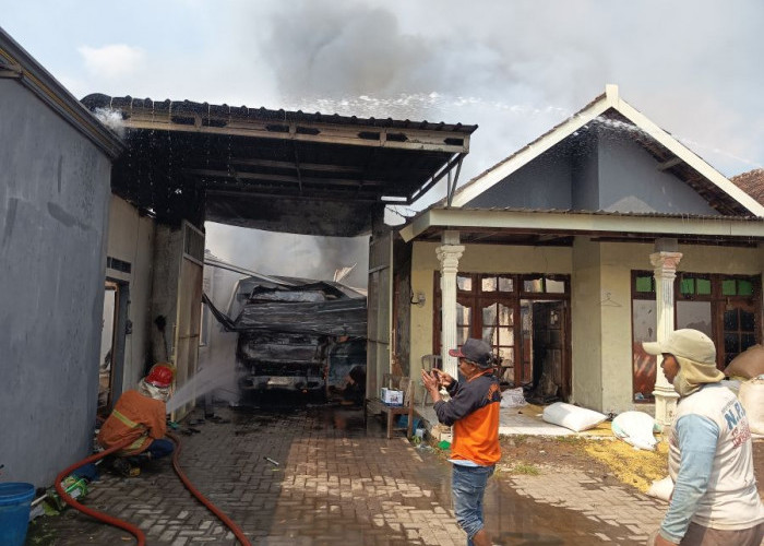 Kebakaran Hanguskan Dua Bangunan Rumah dan Satu Truk di Mojokerto