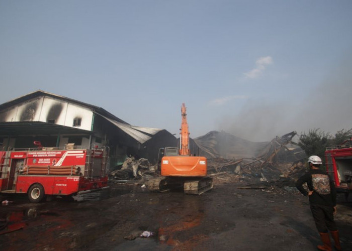Pabrik Sepatu di Dlanggu Mojokerto Akhirnya Padam Setelah Dua Hari Terbakar