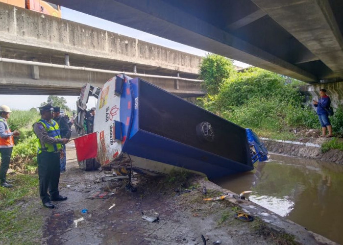 Sopir Diduga Mengantuk, Truk Tangki Solar Jatuh ke Sungai di Tol Jombang-Mojokerto 