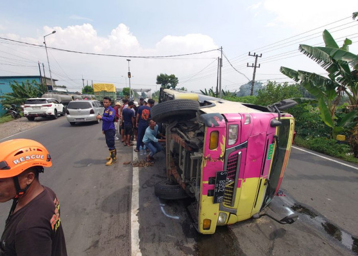 As Roda Patah, Truk Tangki Air Terguling di Mojokerto, Sebabkan Kemacetan