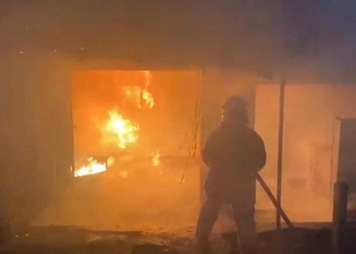 Tempat Usaha Makan di Mojokerto Terbakar, Tiga Unit PMK Dikerahkan