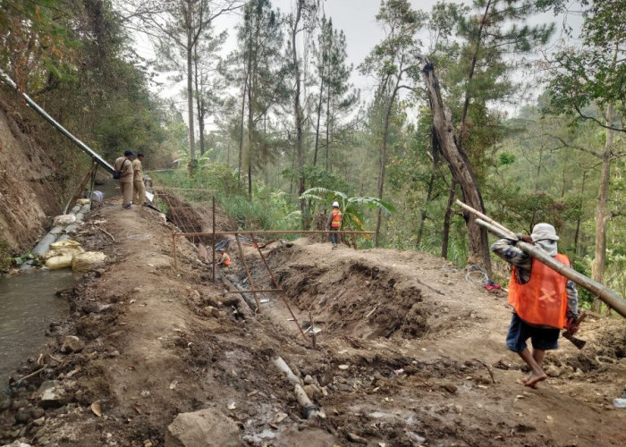 Terdampak Longsor Tahun Lalu, Tebing Penahan Saluran Irigasi di Pacet Mojokerto Dapat Sentuhan Perbaikan