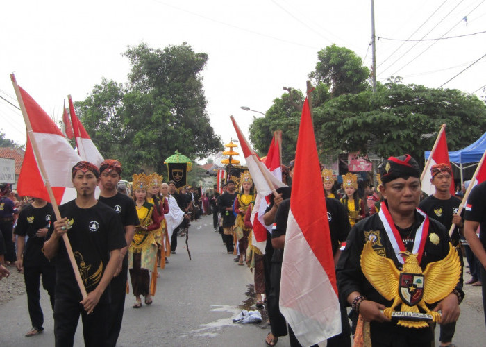 Kirab Pusaka dan Pengunduhan Tirto Wening Meriahkan HUT - 730  Majapahit