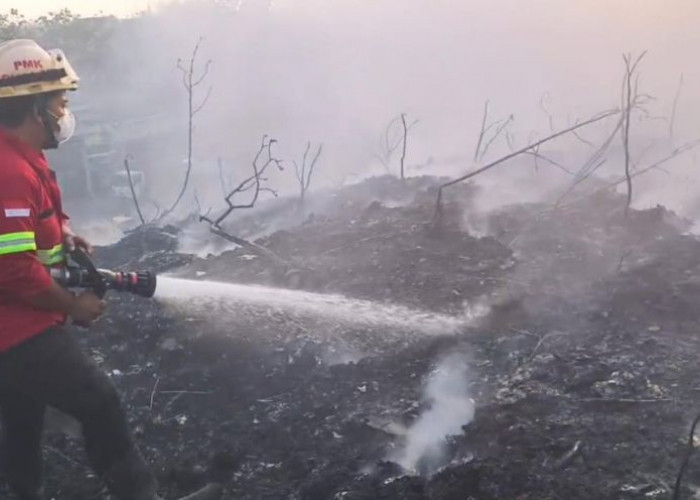TPA Belahan Tengah Mojokerto Terbakar, Api Diduga dari Letupan di Timbunan Sampah Zona Nonaktif