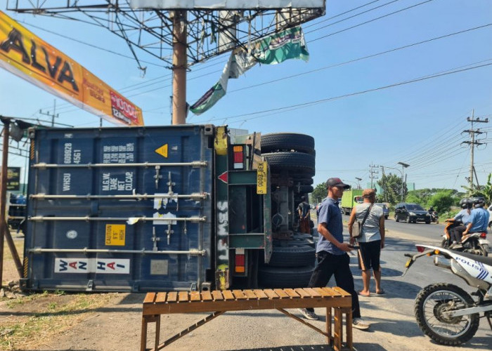Truk Kontainer Terguling di Depan Pos Polisi Jampirogo Mojokerto, Arus Lalu Lintas Sempat Tersendat