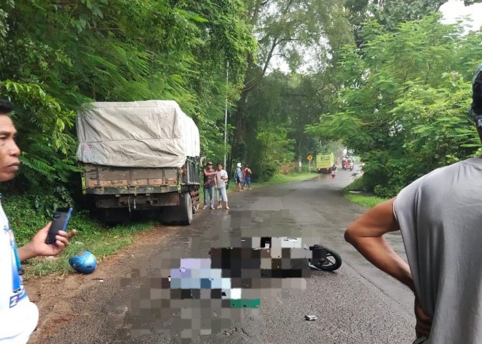 Diduga Jatuh karena Jalan Licin, Pemotor Tewas Tertabrak Truk di Mojokerto