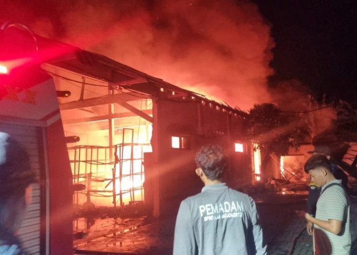 Kebakaran Hanguskan Home Industri Sepatu di Mojokerto, Kerugian Capai Rp 300 Juta