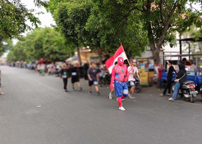 Bisa Jadi tidak ada gedung tinggi di Mojokerto, maka peserta 'Spiderman' ini jalan kaki sebagai peserta GJP Mojosuro 2023