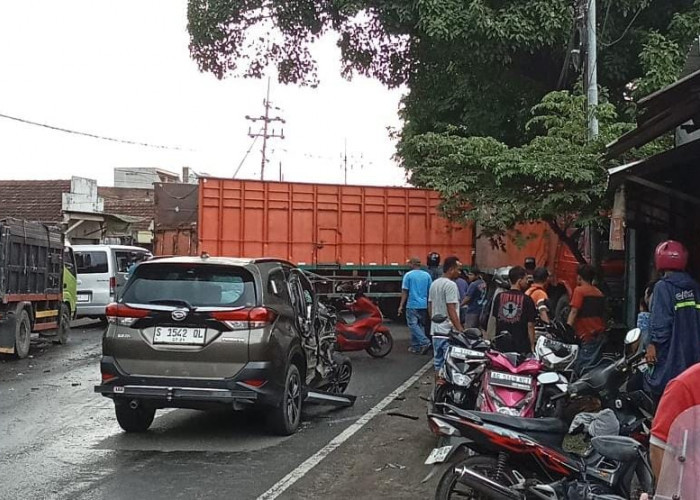 Diduga Pecah Ban, Daihatsu Terios Tabrak Truk Hingga Pejalan Kaki di Mojokerto