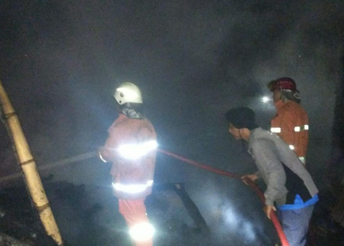 Diduga Dipicu Tungku Pembakaran Batu Bata, Rumah Warga di Bangsal Mojokerto Ludes Dilalap Api